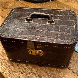Maximillian NYC…Vintage Brown Leather Women’s MakeUp Bag